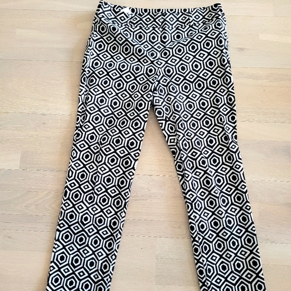 Ann Taylor Signature Size 8 pants black and white - Picture 4 of 7